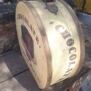 Sombrerera Vintage "Chocolate Velvet Cake" con Interior Gamuzado - imagen 7