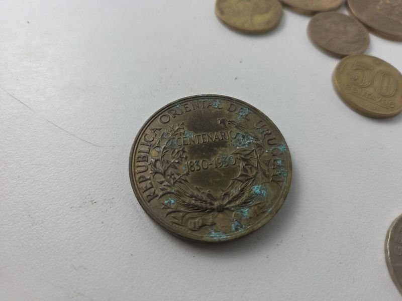 Gran lote de monedas, billetes y medalla conmemorando el centenario de la República Oriental del Uruguay - imagen 2