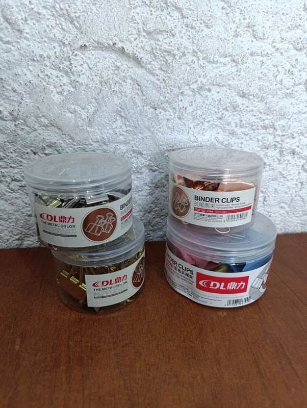 Lote anterior: Colección de estuches y clips coloridos