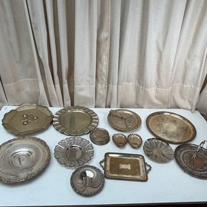 Lote de Bandejas y Platos de Metal Plateado Estilo Antiguo - imagen 1