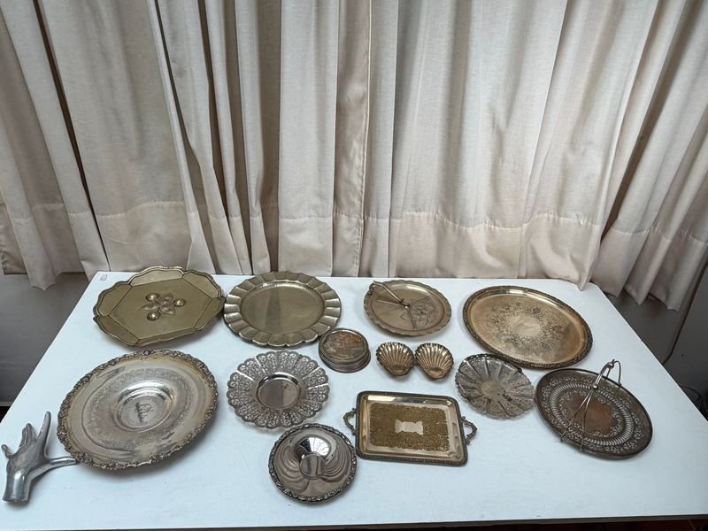Lote de Bandejas y Platos de Metal Plateado Estilo Antiguo