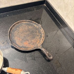 Olla de Aluminio Mariposa y Sartén de Hierro - imagen 4