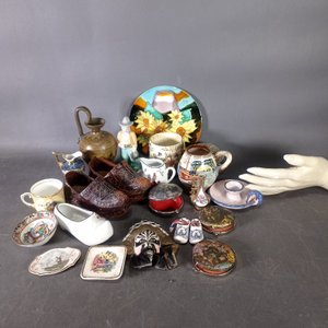 Lote de 20 piezas: par de zapatos de cuero y madera, mates, palmatoria y más - imagen 6