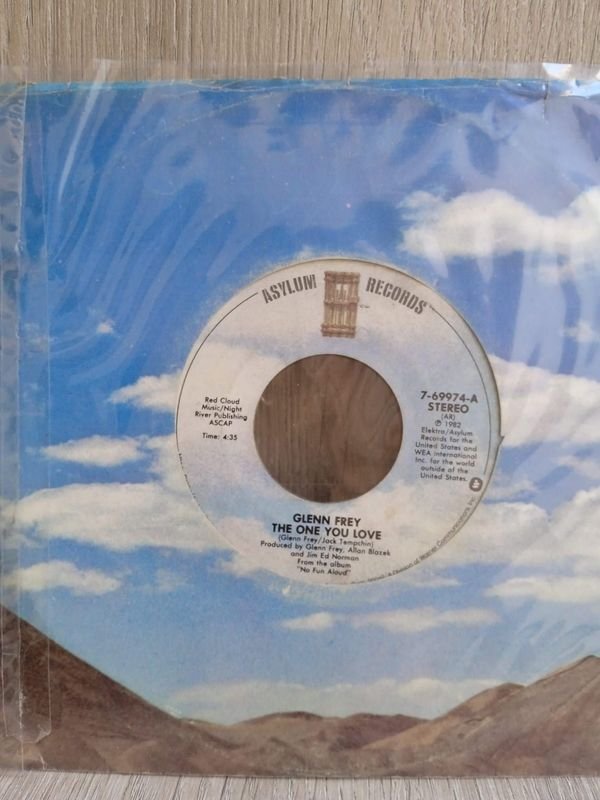 Lote siguiente: Disco de Vinilo Simple de Glenn Frey - The One You Love