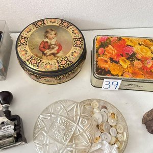 Lote de Latas Metálicas con Accesorios de Costura y Sellos Antiguos - imagen 2