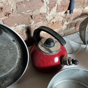 Set de Utensilios de Cocina: Sartén, Cafetera Roja, Coladores y Budineras - imagen 5