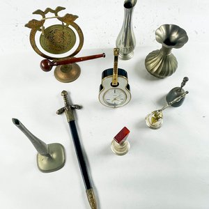 Lote de 9 piezas: Reloj de sobremesa, floreros metálicos, espada decorativa y más - imagen 2