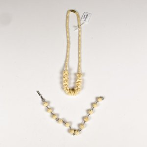 Lote siguiente: Conjunto de Collar y Pulsera de Marfil Tallado