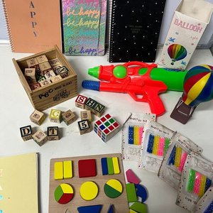 Lote Divertido: Bloques de Madera, Velas, Pistola de Agua y Más - imagen 11
