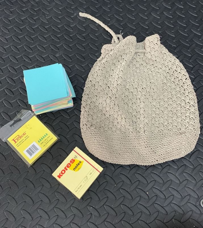 Mochila de Crochet y Papeles para Estudio - imagen 2