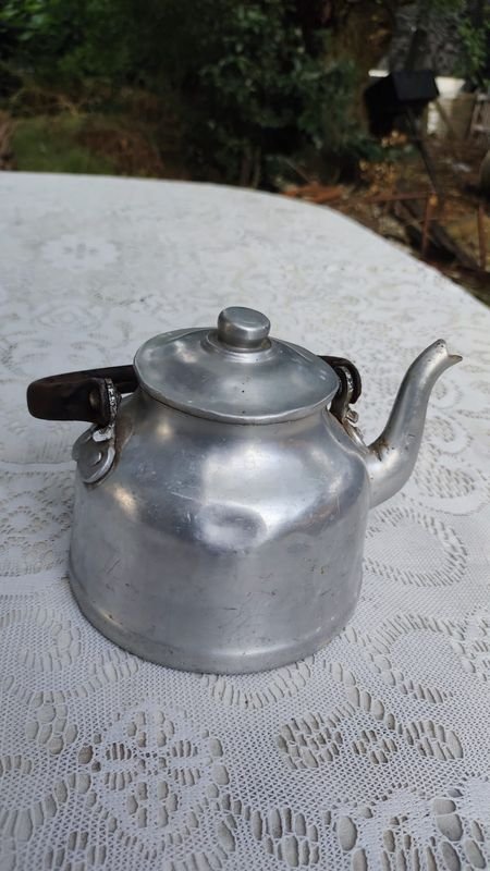 Calderita Chica: Tetera Antigua y Conjunto de Té - imagen 3