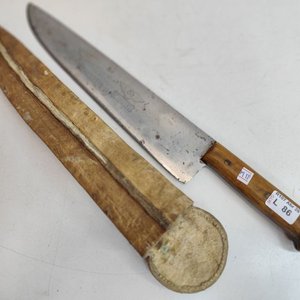 Cuchilla Mundial con Cabo de Madera y Vaina de Cuero Crudo - imagen 1
