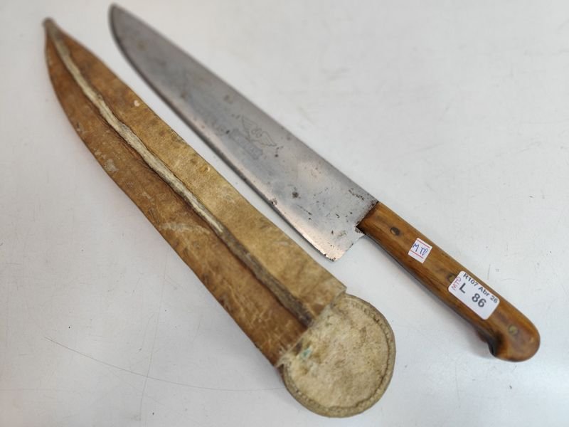 Cuchilla Mundial con Cabo de Madera y Vaina de Cuero Crudo