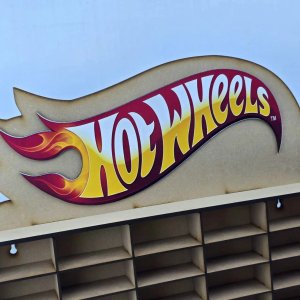 Repisa Exhibidora para 30 Hot Wheels con Logo - imagen 3
