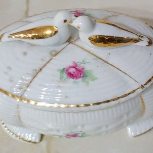 Antiguo Alhajero de Porcelana Blanca con Pájaros y Rosas Doradas - imagen 2