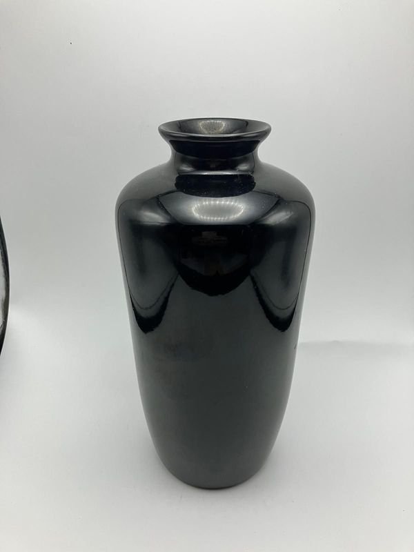 Florero o jarrón de cerámica o porcelana negra