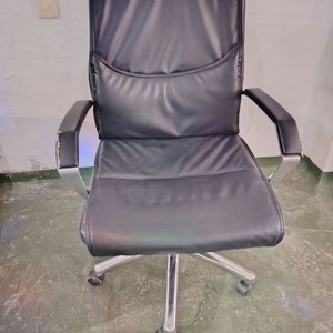Lote anterior: Silla de Oficina Negra con Ruedas y Brazos