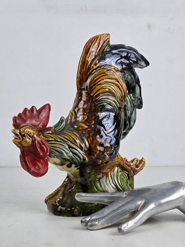 Figura de Gallo en Cerámica Decorativa