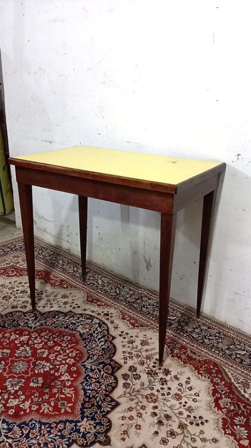 Mesa en madera con tapa de cármica amarilla - imagen 4