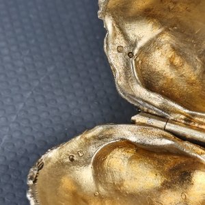 Pastillero de Colección en Plata con Forma de Almeja y Dos Cuños Antiguos - imagen 9