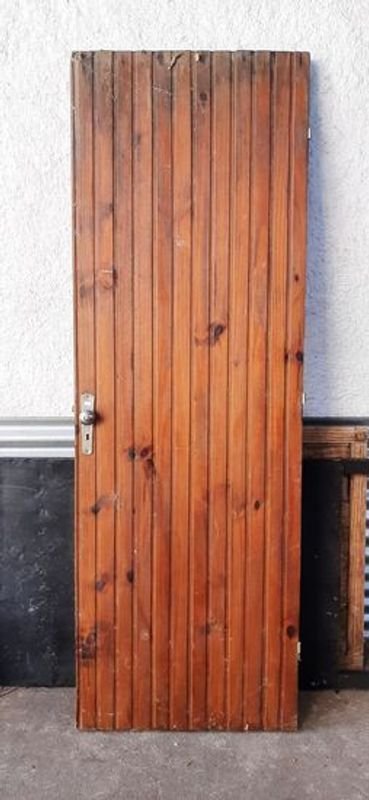 Lote siguiente: Puerta de madera con detalles en chapado