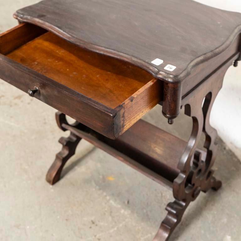 Mesita de sala victoriana con cajón y revistero - imagen 3