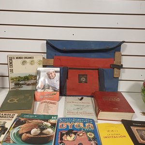 Lote siguiente: Lote de 13 Libros, Tabla de Dibujo con Regla y Estuche