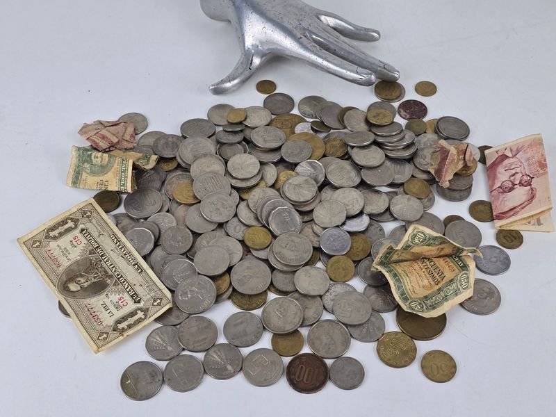 Gran Selección de Monedas y Billetes Antiguas de Uruguay y otros países