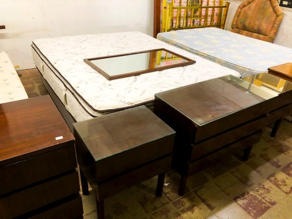 Colchón de Sommier con Mesa de Luz de Madera