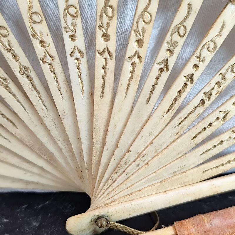 Antiguo abanico en hueso o similar pintado a mano con detalles lógicos por su edad - imagen 4