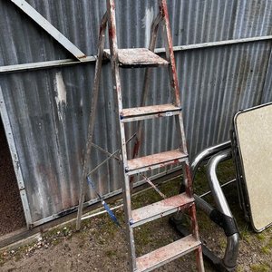 Lote siguiente: Escalera de Aluminio Plegable con 5 Escalones