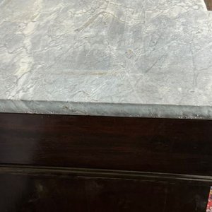 Antiguo Aparador de Madera Oscura con Tapa de Mármol para Restaurar - imagen 4