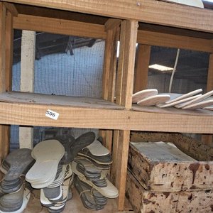 Mesa Campestre y Estanterías de Madera con Contenido - imagen 4