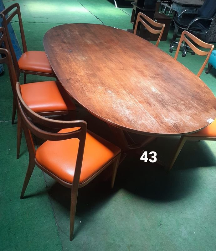 MESA DE ESTILO AMERICANA CON SILLAS