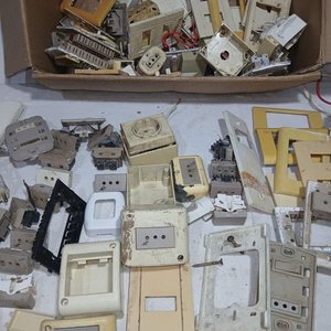 Lote de Material Eléctrico Usado: Llaves, Enchufes y Térmicas - imagen 4