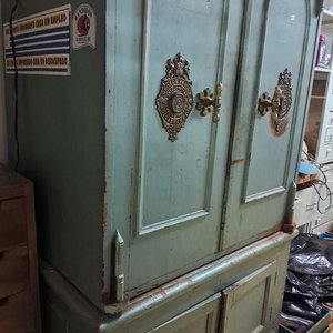 Antigua Caja Fuerte de Hierro con Llaves y Base de Madera - imagen 8