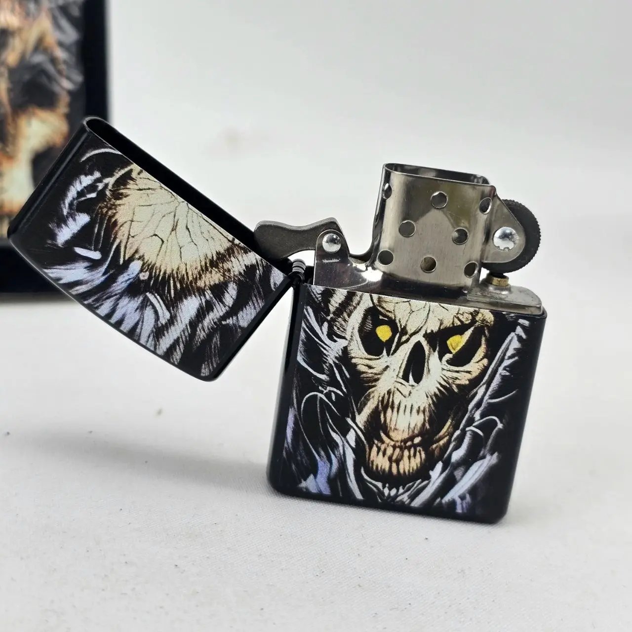 Encendedor Metálico con Diseño de Calavera y Ojos Amarillos