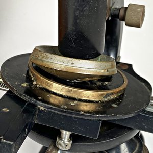 Microscopio Antiguo Carl Zeiss Göttingen Metal y Bronce con Accesorios y Caja de Madera - imagen 5