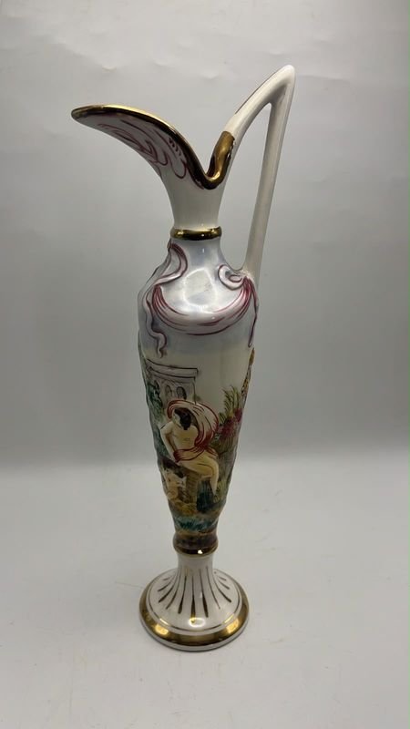 Jarrón Capodimonte con Escena Clásica, 27 cm