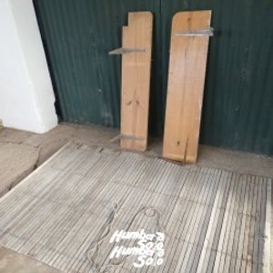 Dos Tablas de Madera con Ménsulas y Estera - imagen 3