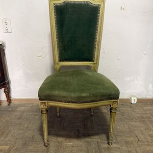 Lote siguiente: Silla Clásica de Madera con Tapizado Verde y Detalles Dorados