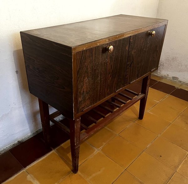 Mueble Aparador de Estilo Escandinavo con dos Puertas Volcables y Estante Inferior de Varilla - imagen 1