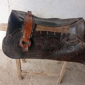 Basto de Cuero Tallado con Detalles de Época - imagen 2