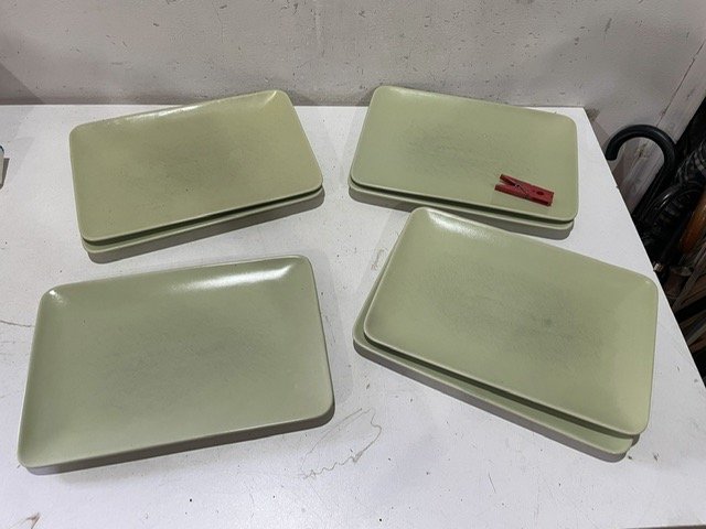 Lote siguiente: Platos cuadrados de cerámica verde