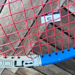 Raqueta de tenis marca Wilson N5,3 HY Brid, con encordado y grip colocado; usada, con desgaste propio del uso. - imagen 10