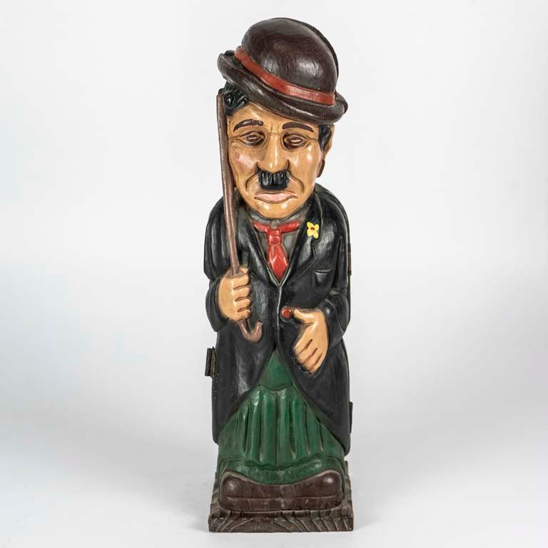 Lote anterior: Figurita de madera tallada de Charles Chaplin con botellas de vino