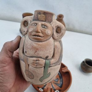 L 031 - Lote De 6 Piezas - Atractivo lote surtido de piezas en barro y terracota, incluyendo recipiente decorado con motivos geometricos, figura precolombina y mas, ideal para coleccionistas o decoracion (con signos de uso) - imagen 4