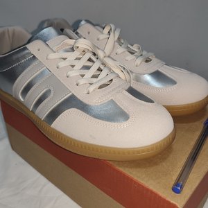 Zapatillas Deportivas Plateadas Eco Cuero Náutico Talle 44 - imagen 2