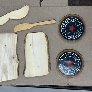 Lote anterior: Conjunto Artesanal de Madera y Cuero: Tablas, Cuchillos y Posavasos