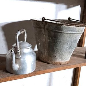Balde Antiguo de Chapa, Tetera de Aluminio y Aceitera - imagen 4